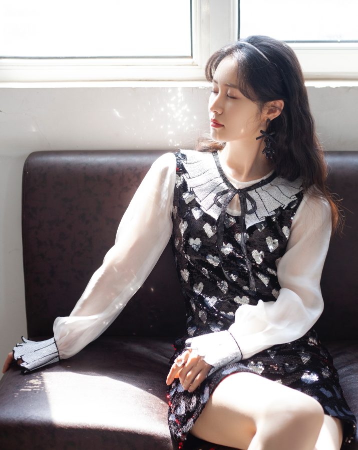 阳光照耀梁田的白皙美腿(3/5)