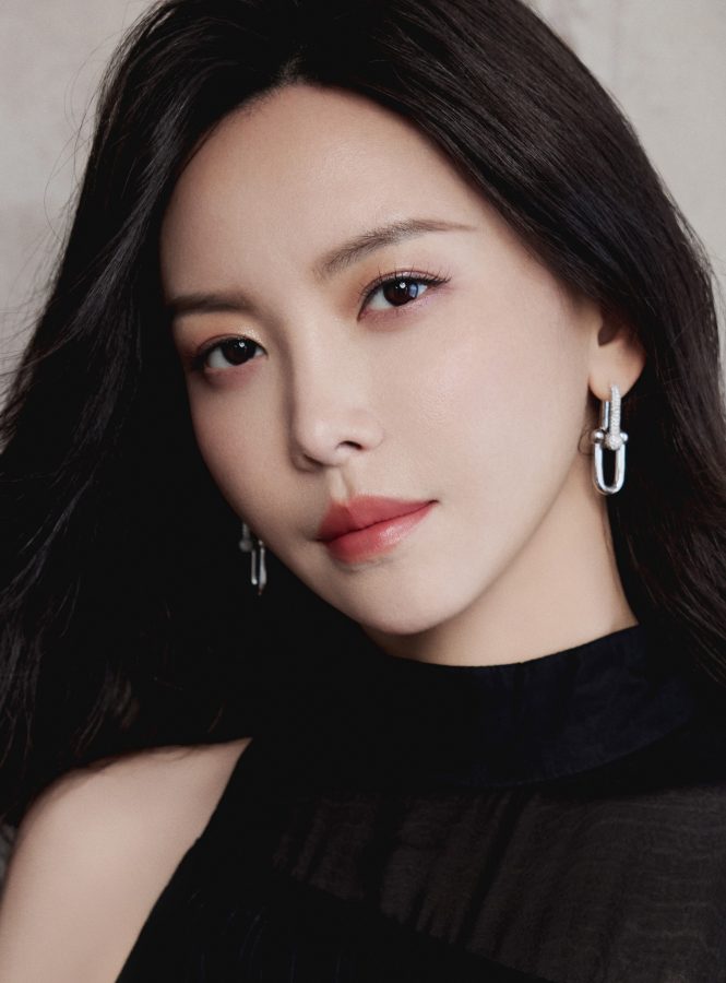 于文文一袭黑色丝绒质感长裙出席美足踩一字带凉高跟出席第十九届中国长春电影节(4/4)