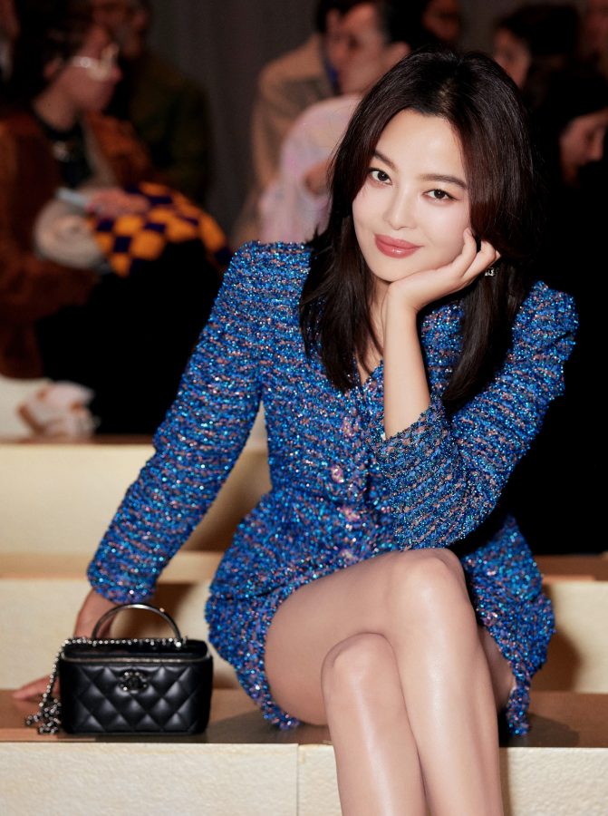 辛芷蕾受邀出席香奈儿巴黎2024春夏高级定制服系列发布会展现一双傲人美腿(1/12)