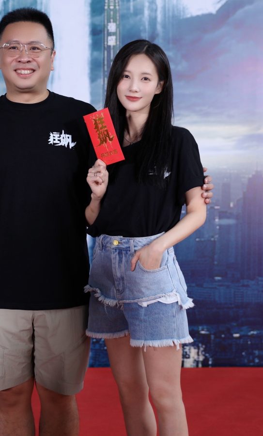 李一桐穿一条牛仔短裤展现出两条细长的白腿(3/3)