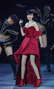 周慧敏在演唱会上穿红裙秀肉丝美腿