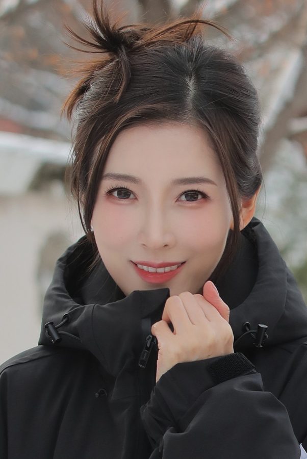 朱梓橦穿紧身牛仔裤在雪地玩雪(2/8)