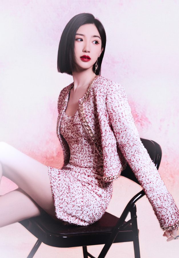 毛晓彤穿超短裙露细滑美腿录制综艺《跃上高阶职场》(1/7)