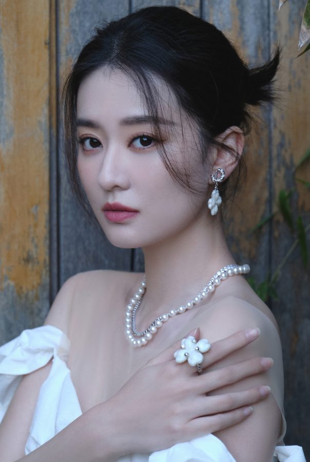 乔欣穿露肩纯白长裙美足穿细跟凉鞋纯欲出镜(3/3)