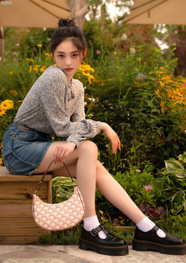 周洁琼牛仔短裙下完美的少女腿(2/5)