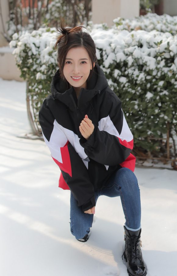 朱梓橦穿紧身牛仔裤在雪地玩雪(7/8)