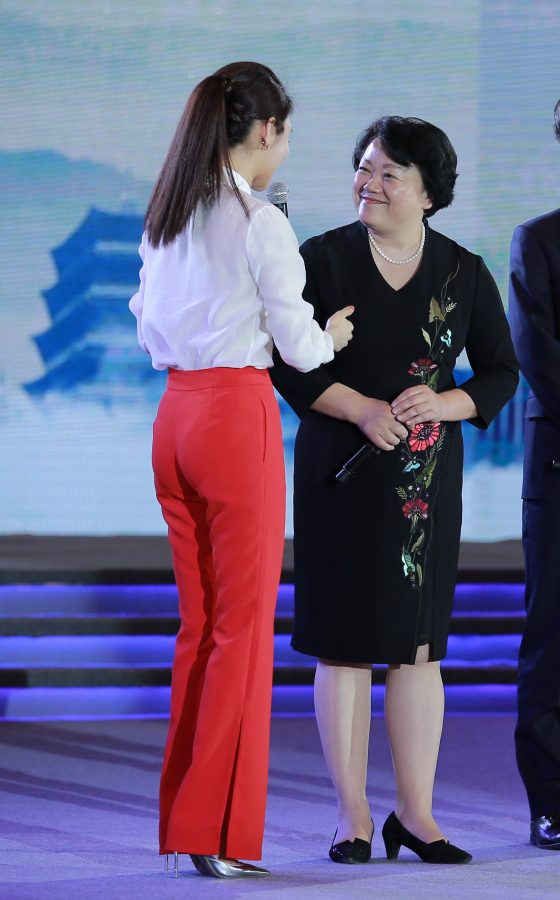 龙洋踩细高跟鞋穿修身裤包裹翘臀(5/13)