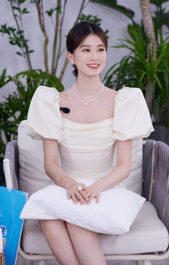 乔欣出席奥克斯空调商业代言活动穿白裙展露玉腿美足(3/6)