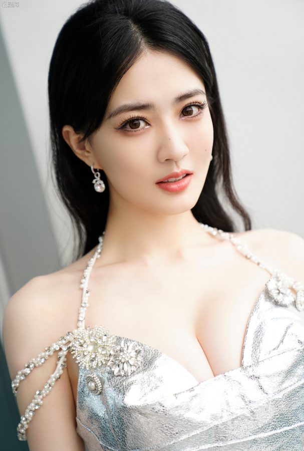 女明星徐璐参加海南岛国际电影节闭幕式大秀迷人白沟(4/8)