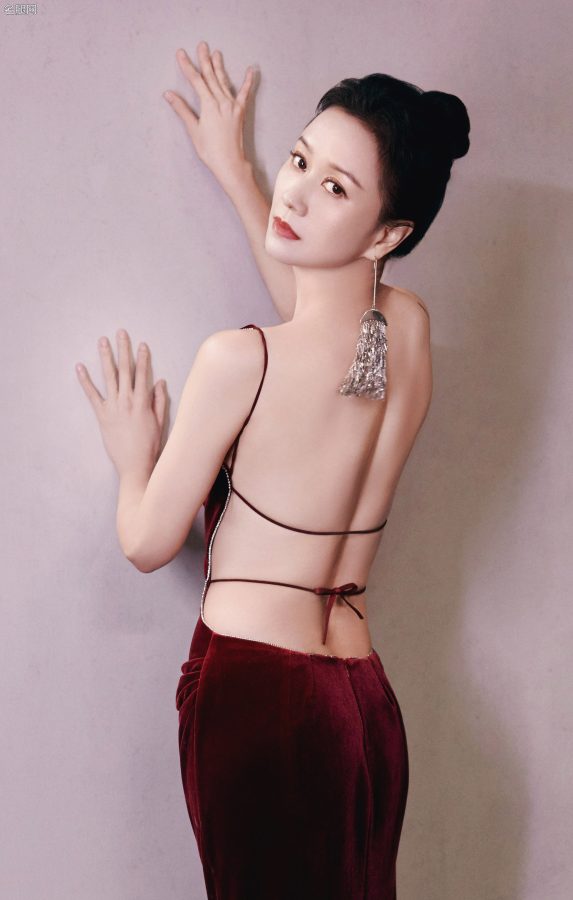 倪虹洁穿露背晚礼服大秀窈窕身材细腰美背(4/11)