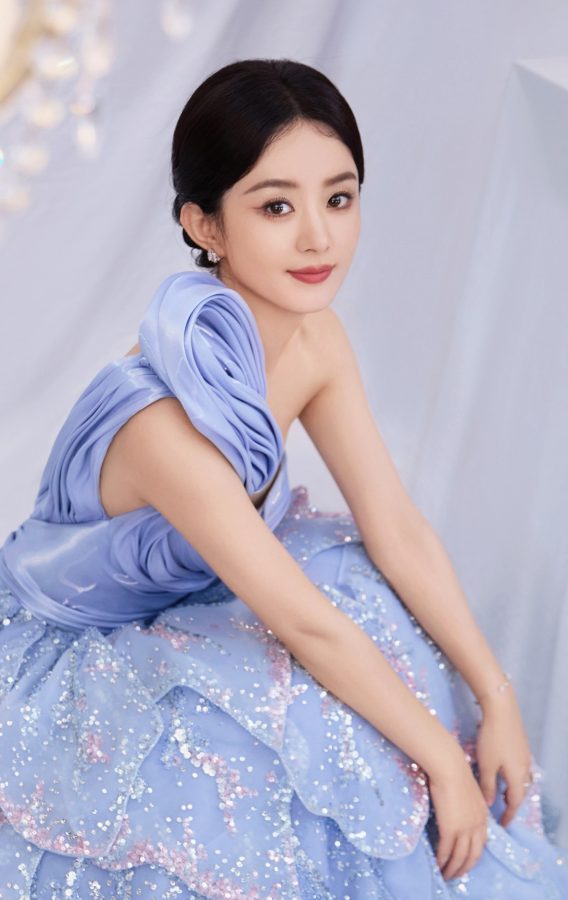 赵丽颖身穿设计感十足的低胸蓝色礼服秀事业线(6/6)