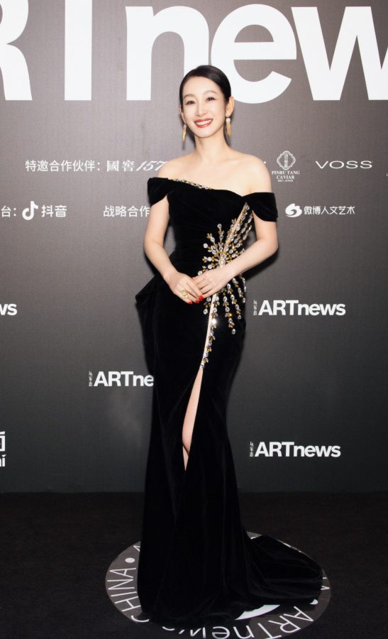 46岁秦海璐身着高级感开叉礼服脚踩防水台高跟鞋参加ARTnews中文版创刊盛典(2/6)