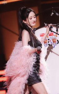 湖南卫视跨年演唱会杨幂短裙美腿演唱《忽然之间》