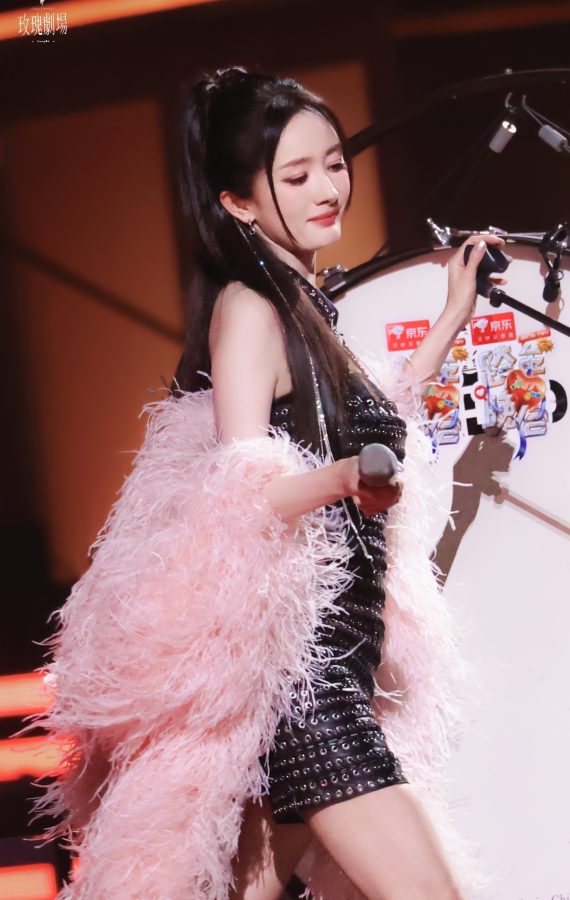 湖南卫视跨年演唱会杨幂短裙美腿演唱《忽然之间》(21/27)