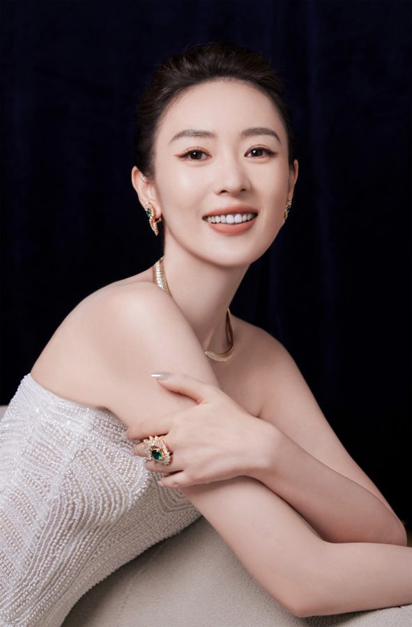 童瑶穿一条低胸白裙大秀事业线(4/9)