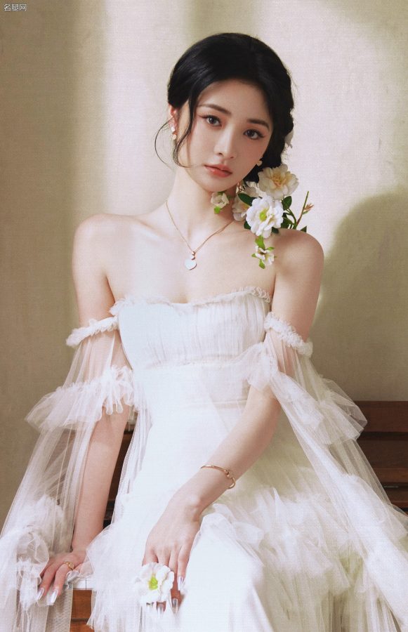 年轻的美女周洁琼穿低胸白纱礼服大秀香肩事业线(1/5)