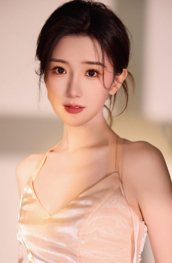 女星毛晓彤穿低胸长裙脚踩粉色防水台高跟鞋(10/11)