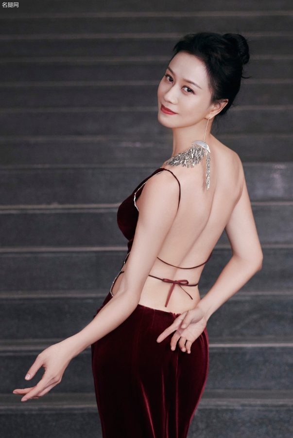 倪虹洁穿露背晚礼服大秀窈窕身材细腰美背(2/11)