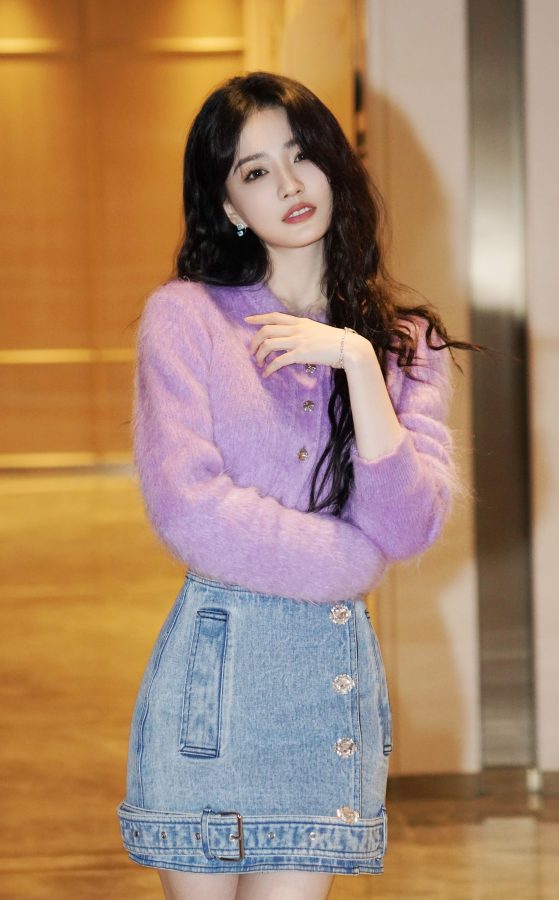 美女演绎徐璐在电影院前排露纤白的美腿(6/6)