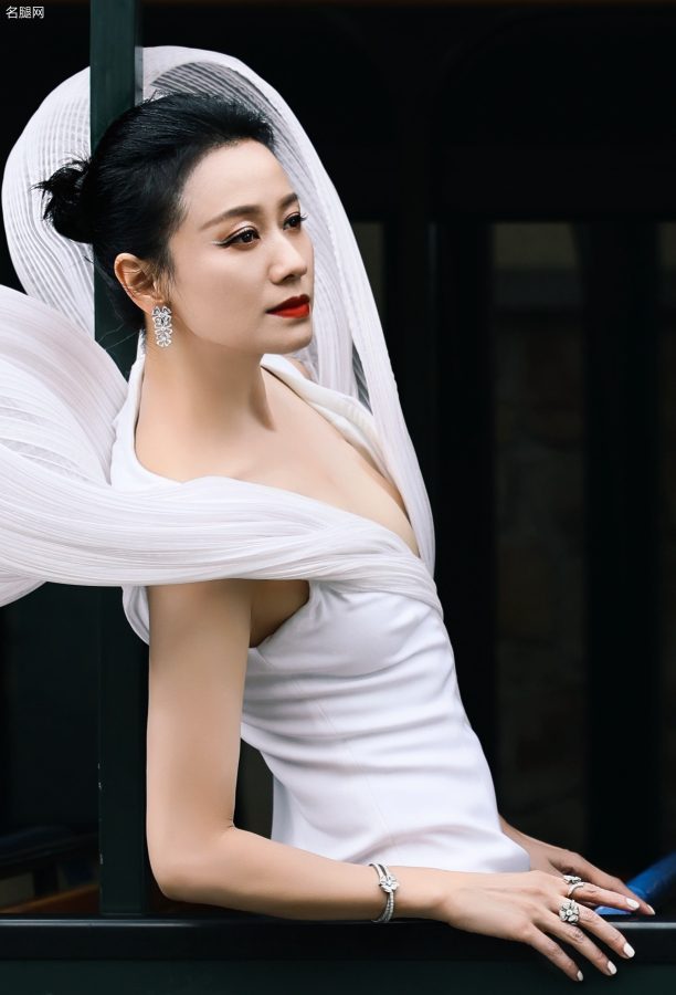 倪虹洁仙女造型身着飘逸白色开叉裙秀深沟(9/10)