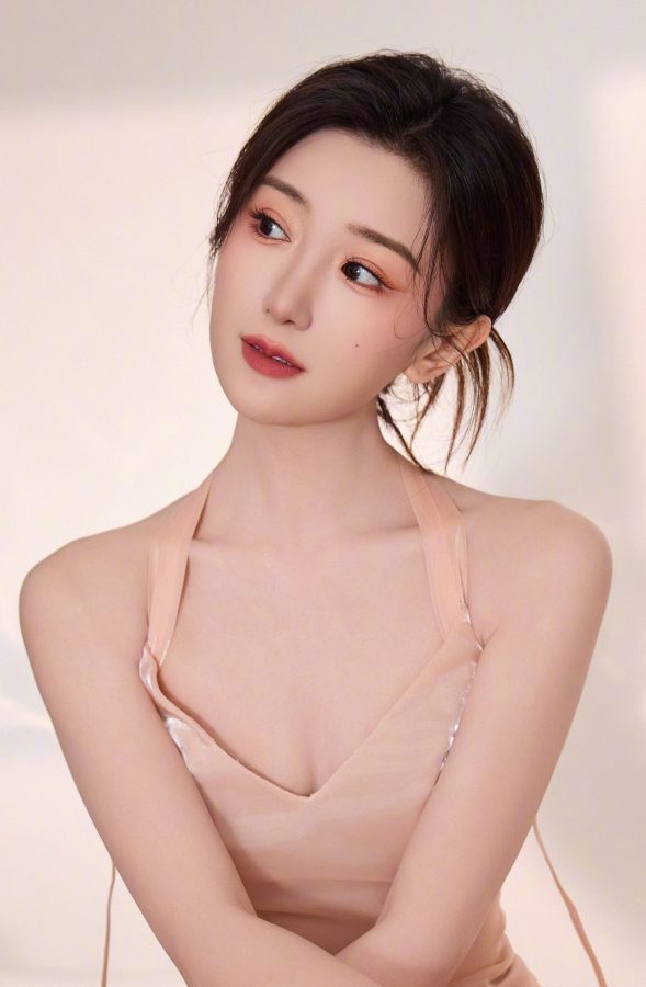 女星毛晓彤穿低胸长裙脚踩粉色防水台高跟鞋(5/11)