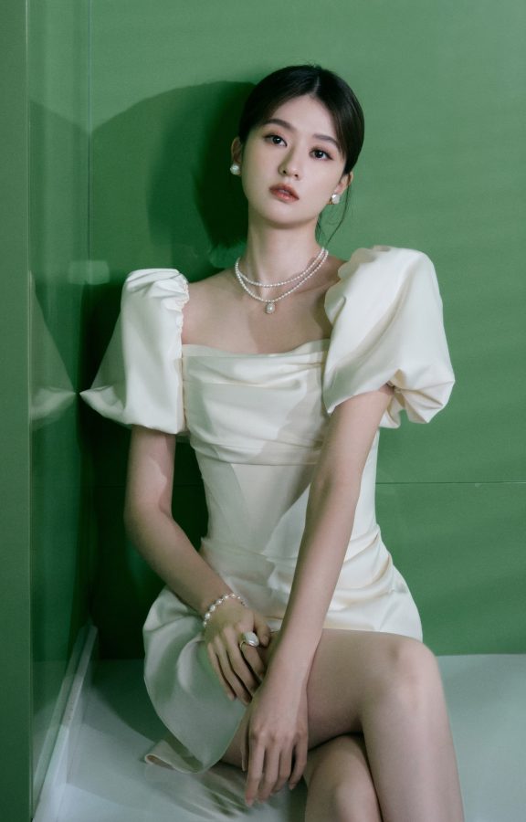 乔欣出席奥克斯空调商业代言活动穿白裙展露玉腿美足(4/6)
