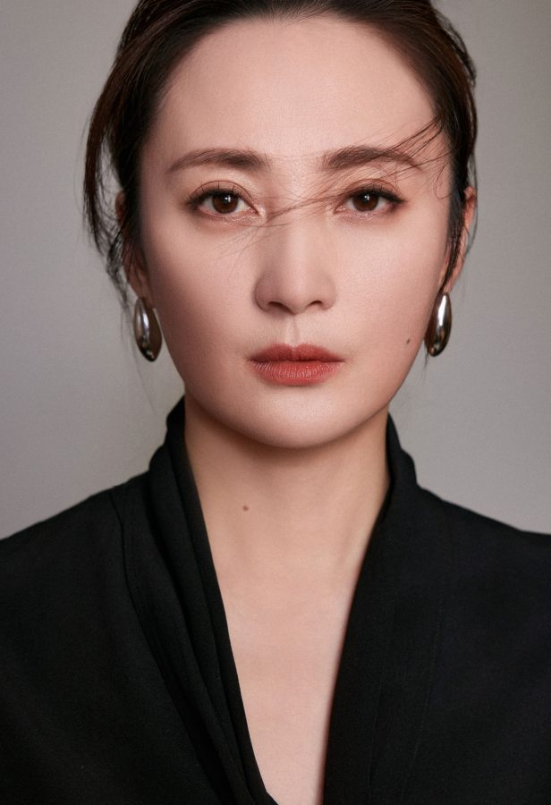 蒋勤勤绝美气质现身行动者联盟公益盛典(2/3)