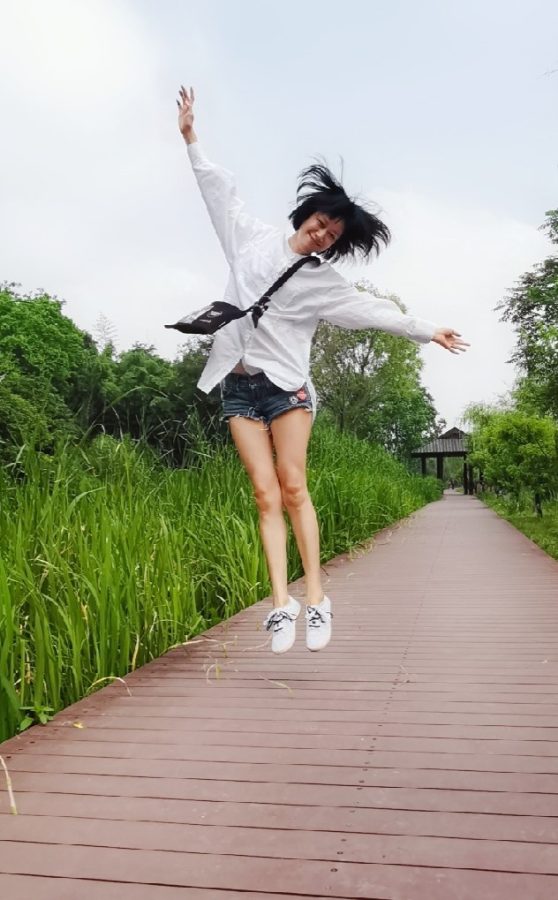 倪虹洁穿牛仔热裤大秀美腿(2/3)