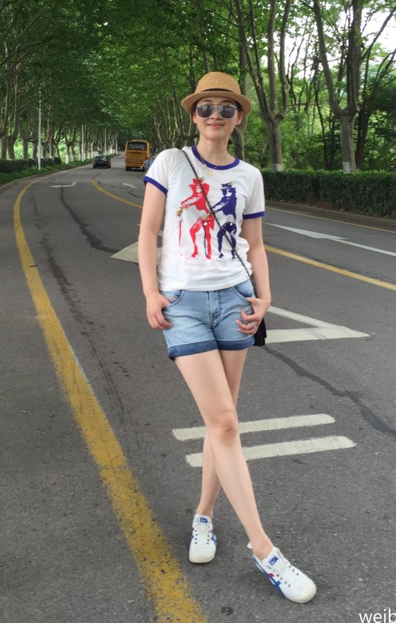 梅婷牛仔热裤白美腿(1/4)