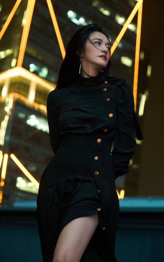 女星姚晨站在街头展示光洁的美腿(4/6)
