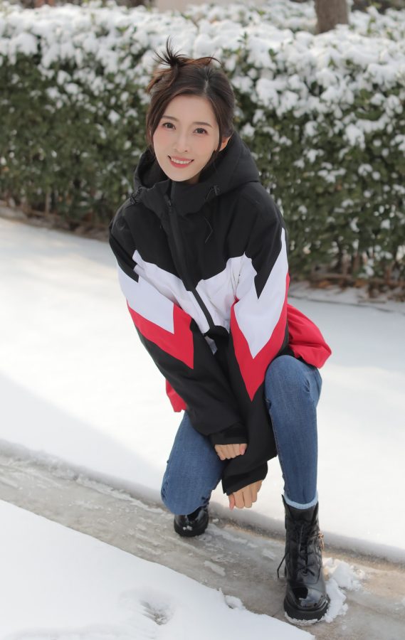 朱梓橦穿紧身牛仔裤在雪地玩雪(8/8)