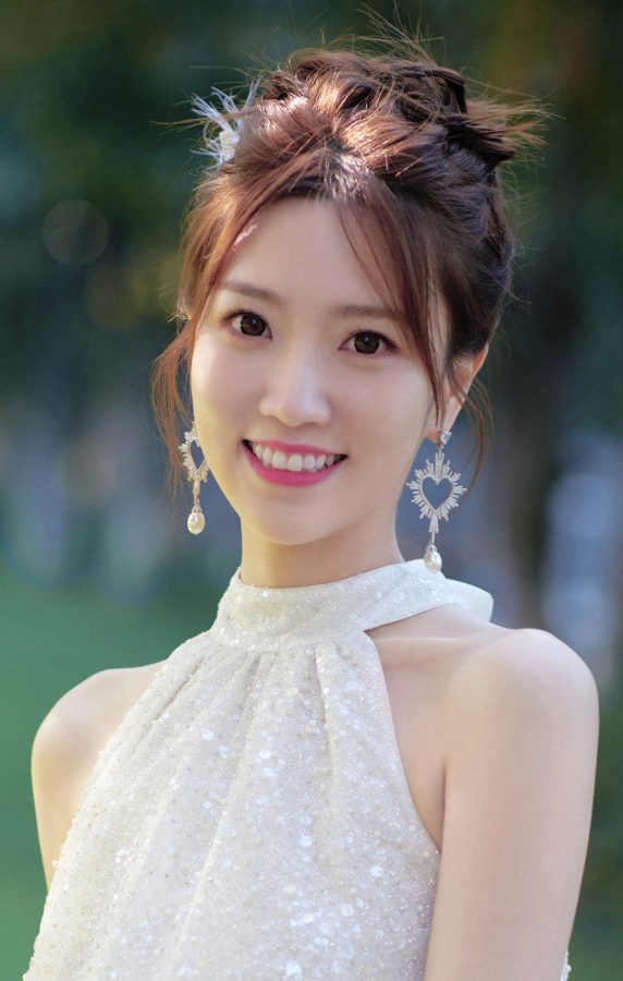 女主持人张纯烨纤长玉腿踩细跟凉鞋在公园拍照(2/7)