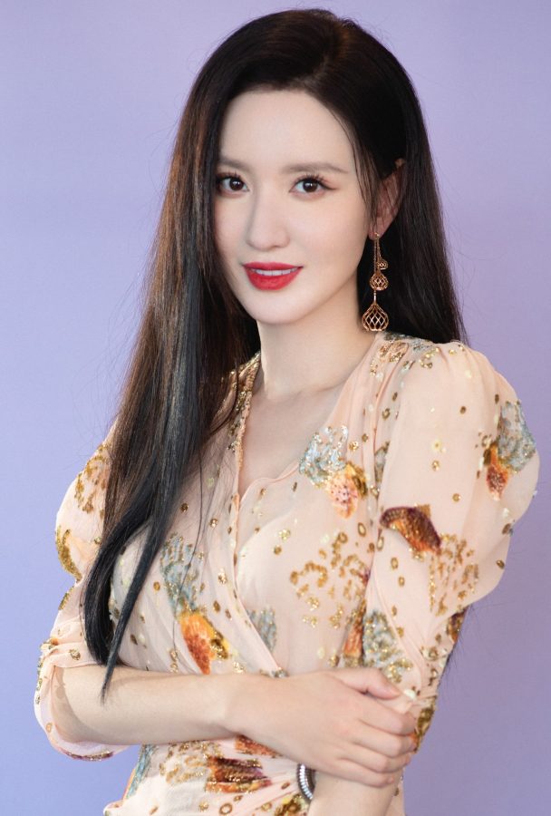 女明星张萌穿修身花裙踩尖头高跟展露迷人女人味(2/3)