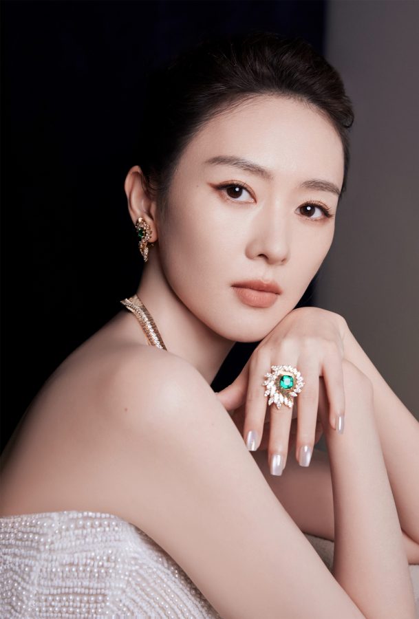 童瑶穿一条低胸白裙大秀事业线(5/9)
