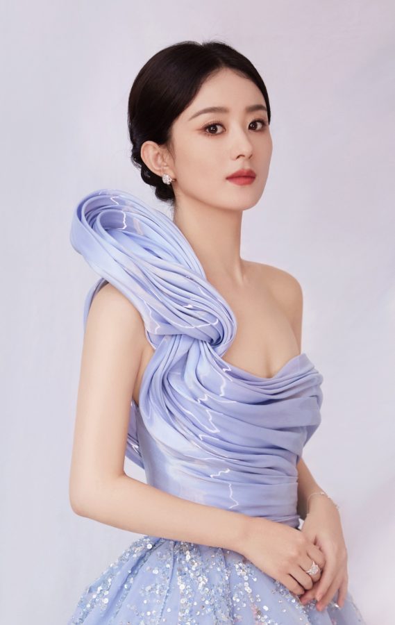 赵丽颖身穿设计感十足的低胸蓝色礼服秀事业线(3/6)