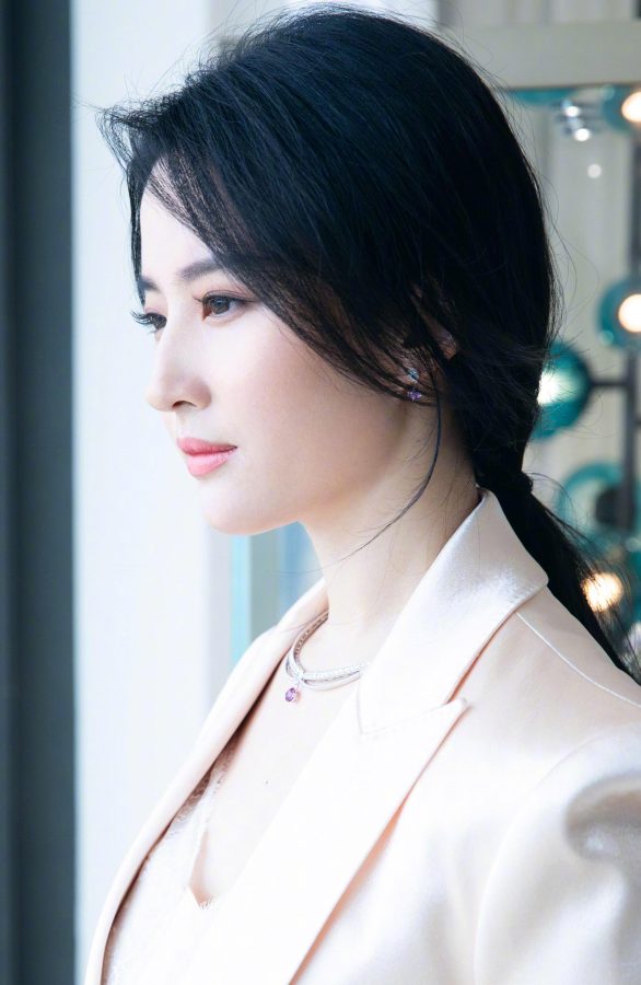 刘亦菲身着白色丝绸西服外套内穿蕾丝边短裙秀美腿高跟(2/2)
