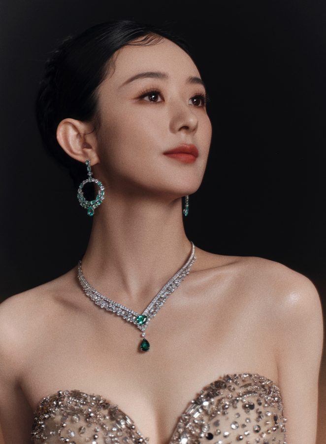女星赵丽颖贵气装扮秀沟(4/9)