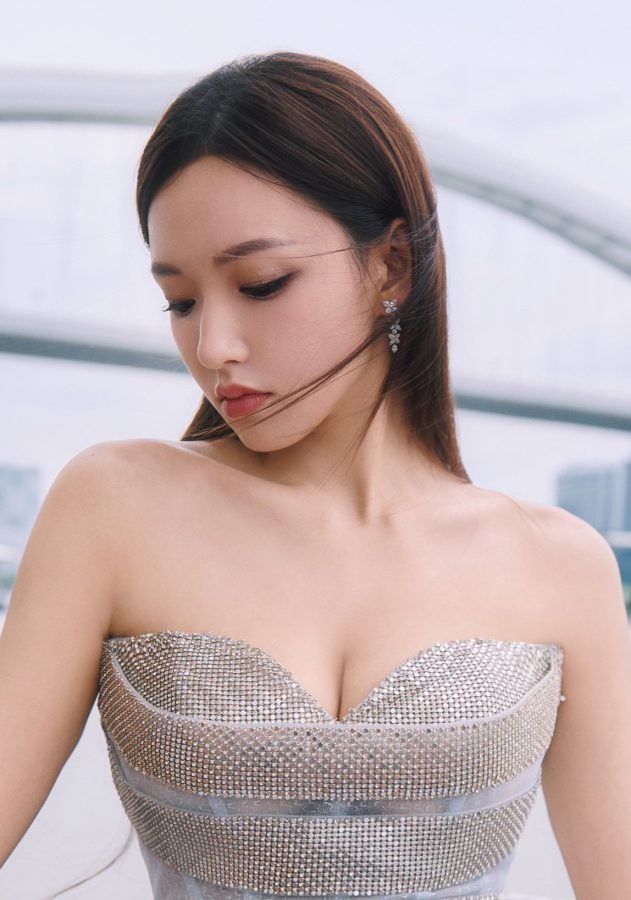 程潇穿露肩低胸装真的超大方(2/5)