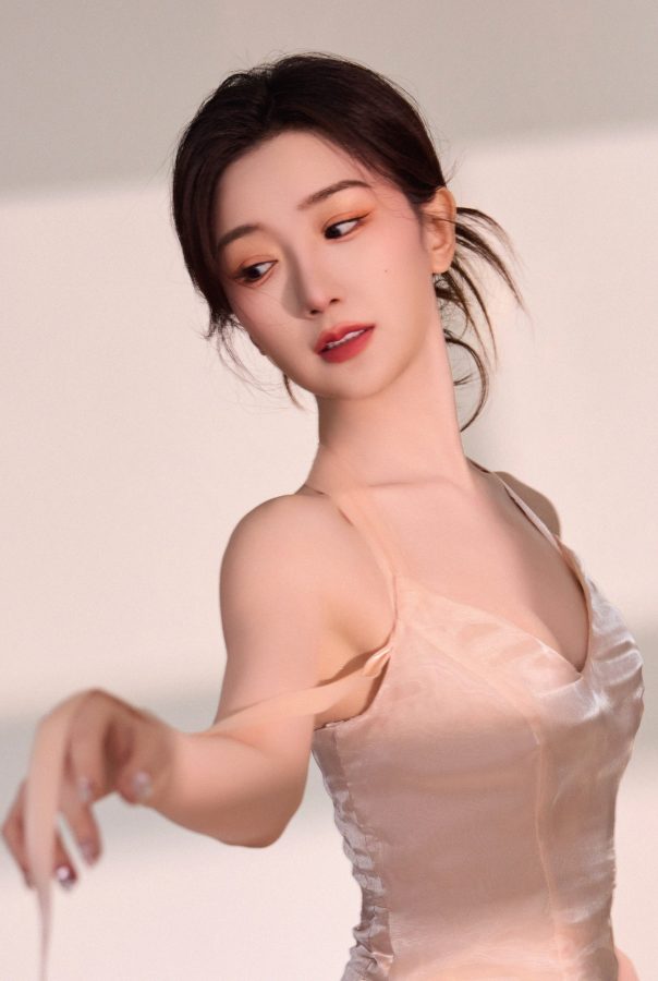 女星毛晓彤穿低胸长裙脚踩粉色防水台高跟鞋(8/11)