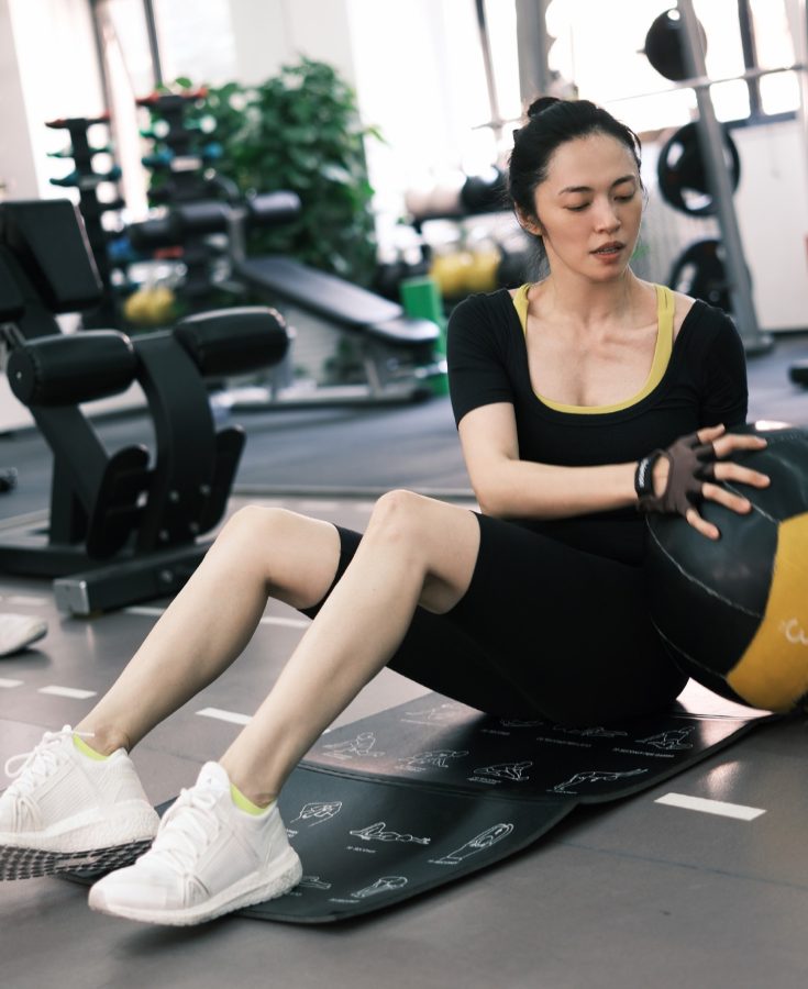 女明星姚晨在健身房里运动时展示结实的长腿(1/4)