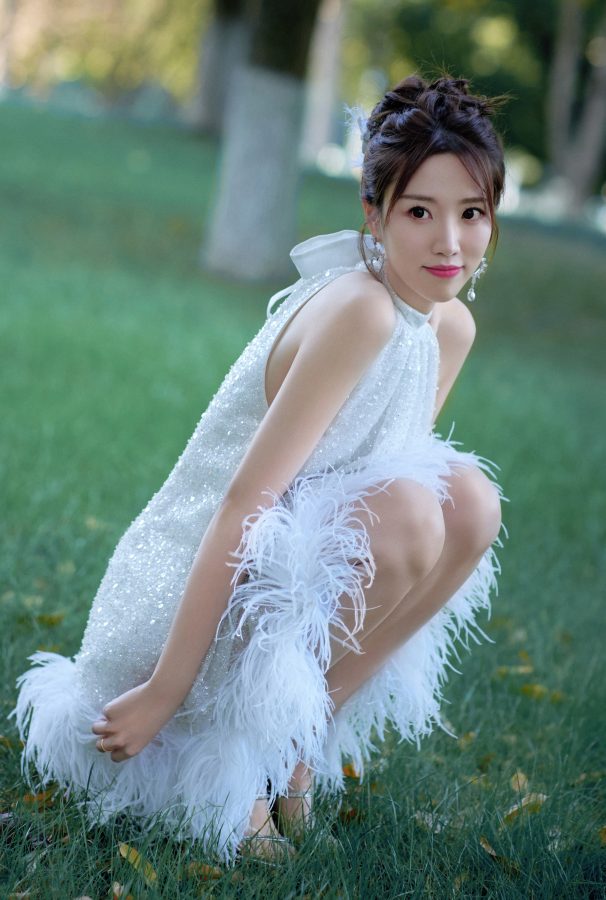 女主持人张纯烨纤长玉腿踩细跟凉鞋在公园拍照(6/7)
