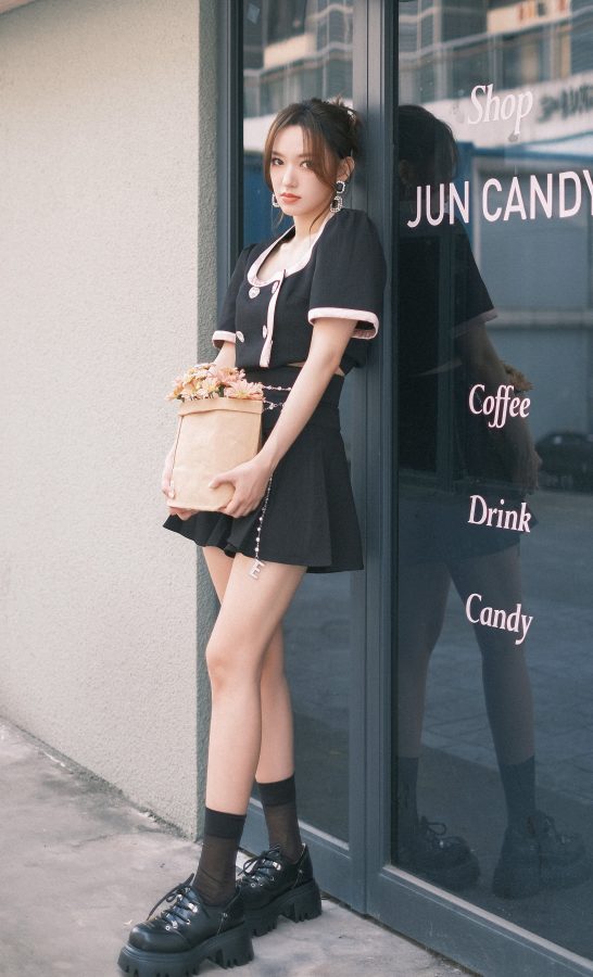 程潇穿黑裙手捧鲜花展露白滑细美腿(1/5)