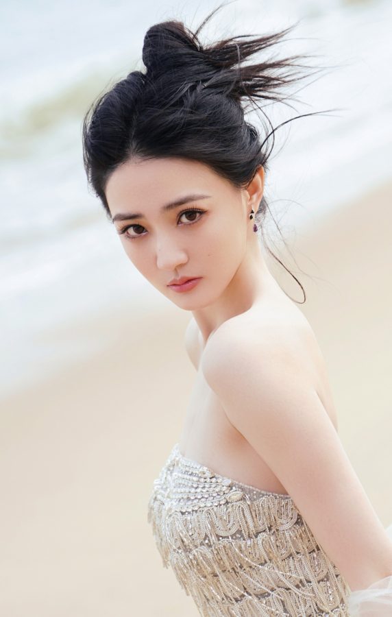 徐璐在海边穿一条半透纱裙在海边光足漫步(3/6)