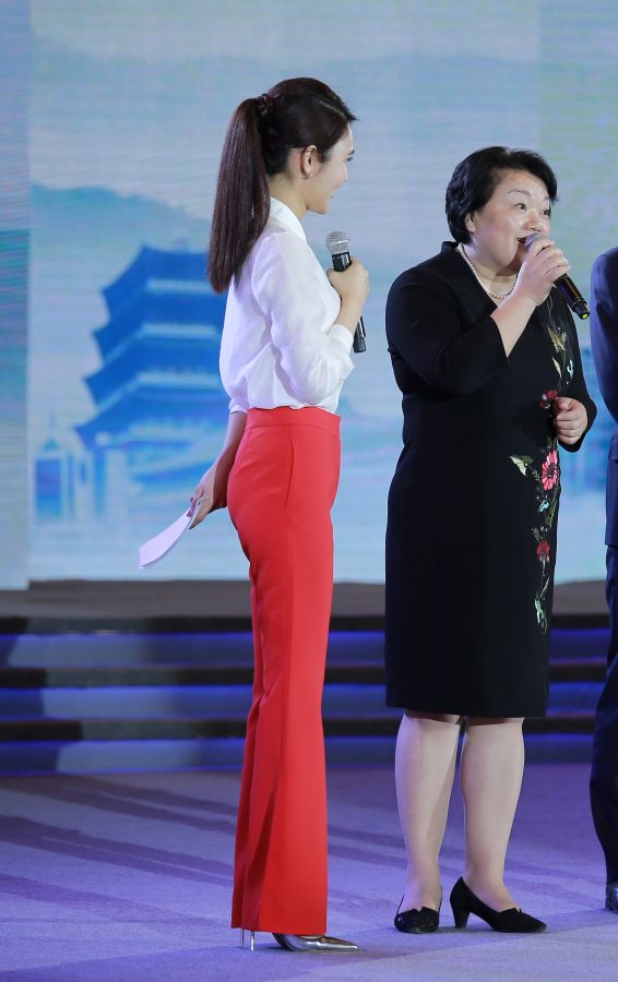龙洋踩细高跟鞋穿修身裤包裹翘臀(1/13)