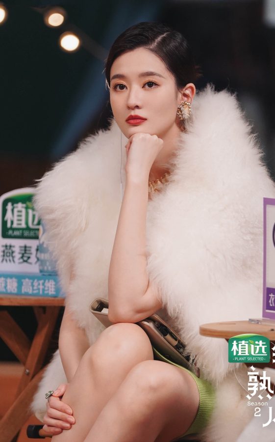美女明星乔欣录制《半熟恋人》美腿光滑(3/5)
