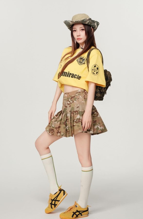 李小璐穿迷彩短裙配运动筒袜秀美腿少女感十足(1/5)