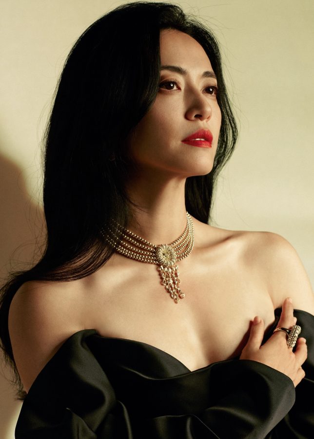 姚晨红唇美脸珠光宝气穿低胸黑裙大秀事业线(3/8)