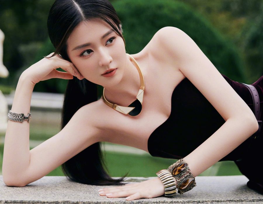 乔欣穿深紫色绒面长裙脚踩超高防水台恨天高(3/5)