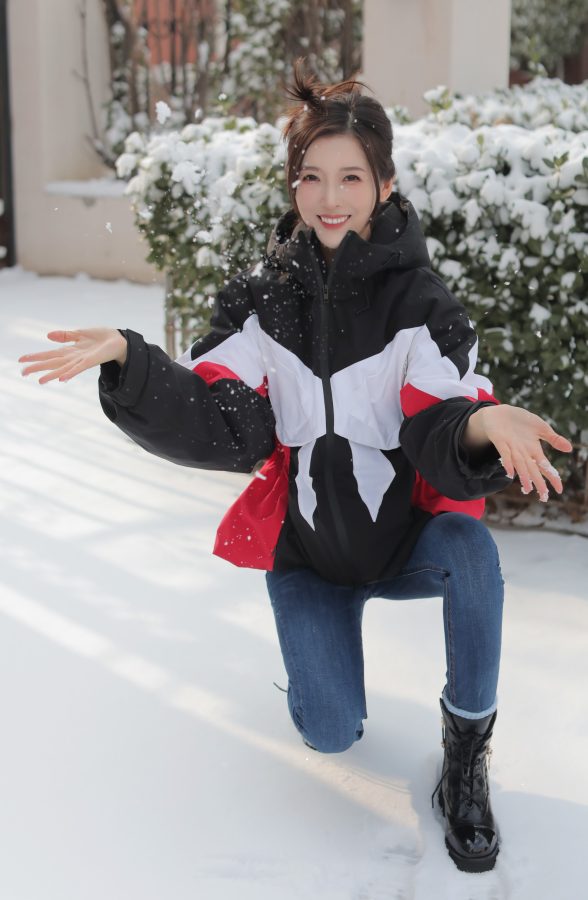 朱梓橦穿紧身牛仔裤在雪地玩雪(4/8)