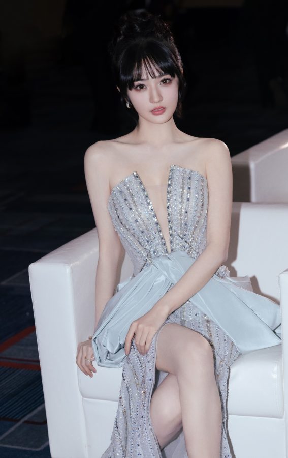 徐璐玉腿美足穿Roger Vivier高跟凉鞋出席瑞丽颁奖典礼(8/10)